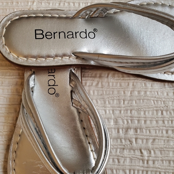 NWOT Bernardo Silver Leather Sandals - Size 6 - Picture 7 of 9